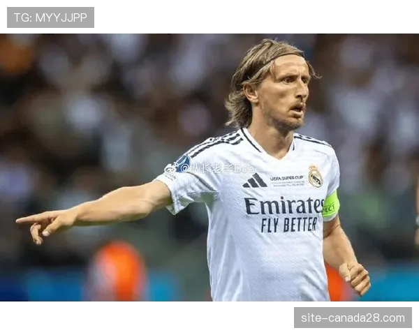 特写:老将莫德里奇替补登场后三次精准长传发动反击,导演皇马逆转。 特写:老将莫德里奇替补登场后三次精准长传发动反击,导演皇马逆转。