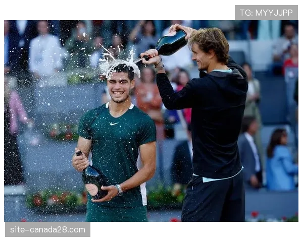 马德里公开赛儿童日活动，阿尔卡拉斯与小球迷进行趣味对打